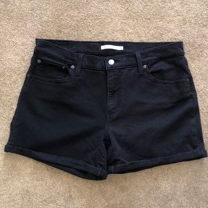 Black Levi’s Mid Length Short 32